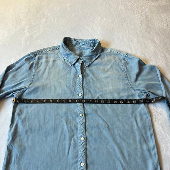 Women's Chambray Button Up Shirt Size Medium Casual Preppy Classic - Picture 5 of 8